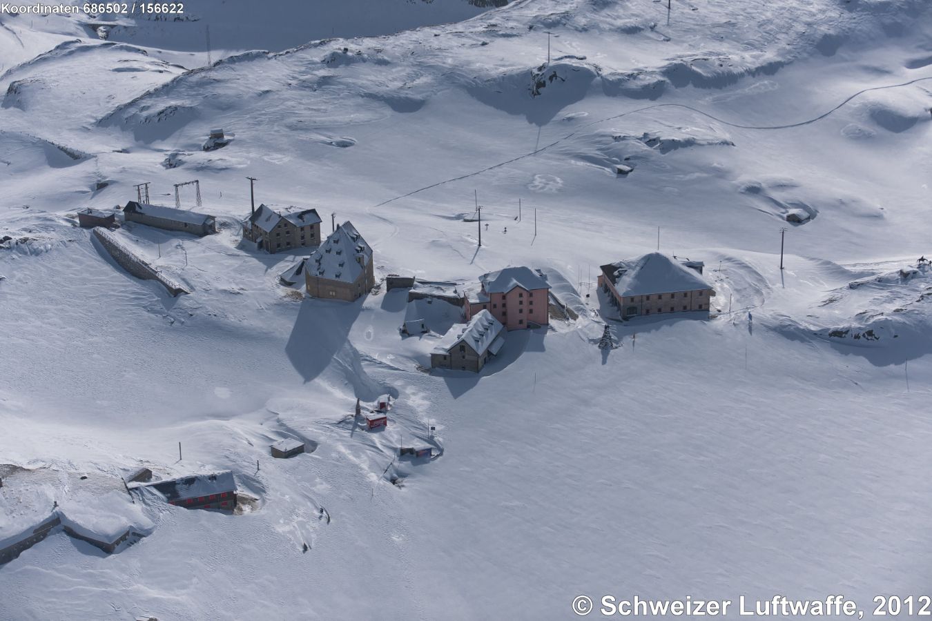 Gotthard Hospiz , Blick gegen Süden. Grosses Gebäude rechts: Alte Sust mit Restaurant und Gotthardmuseum; Mitte: Ristaurante Monte Prosa, davor: Gruppenunterkünfte; Gebäude mit hohem Dach: Il vecchio Ospizio (restauriert von Miller & Maranta, 2008-2010); links daneben: Altes Hospiz mit Personalunterkünften.